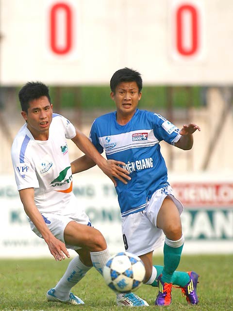 Trên sân Kiên Giang, chủ nhà Kienlongbank Kiên Giang đã để cho đội khách Thanh Hóa cầm hòa không bàn thắng ngay trên sân nhà.